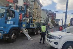 Cerrada dos vías en Quito tras incendio estructural