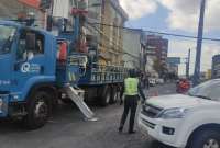 Cerrada dos vías en Quito tras incendio estructural