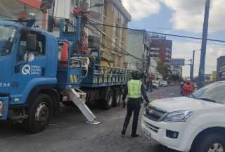 Cerrada dos vías en Quito tras incendio estructural