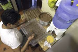 En La Mar&iacute;n, en el sur de Quito, un grupo de chicos prepara chocolates para recaudar fondos.