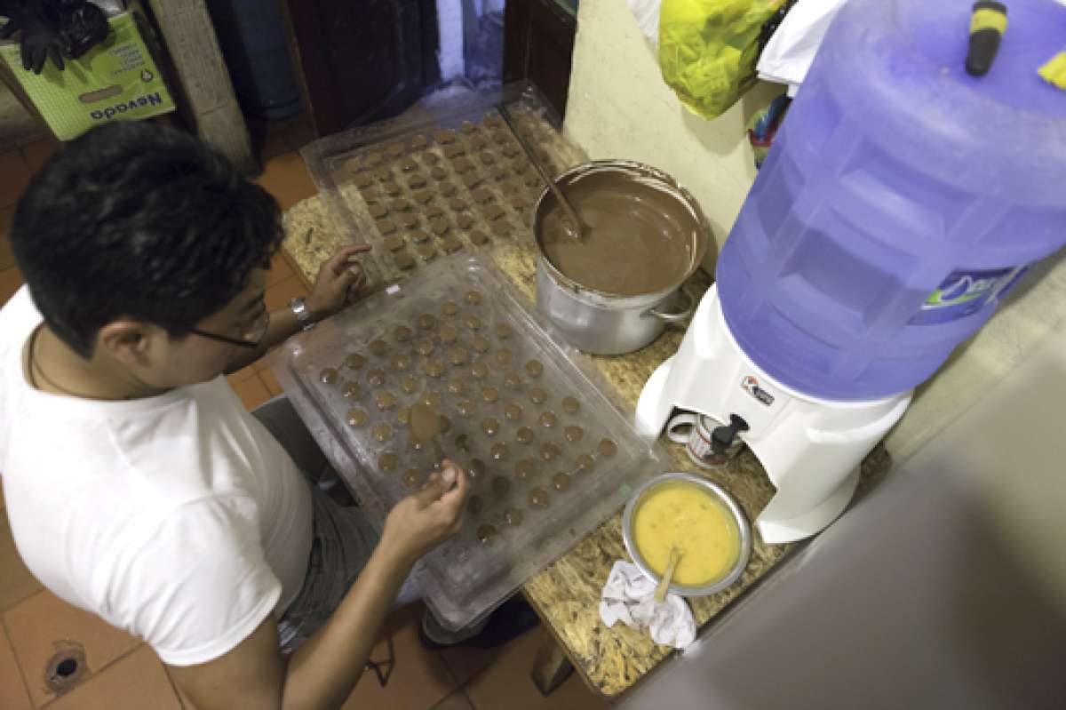 En La Mar&iacute;n, en el sur de Quito, un grupo de chicos prepara chocolates para recaudar fondos.