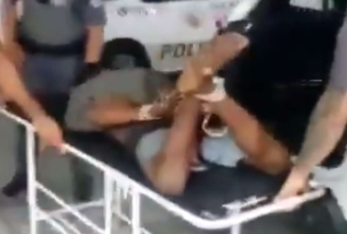 Policías atan las manos y los pies de un hombre acusado de robar chocolate