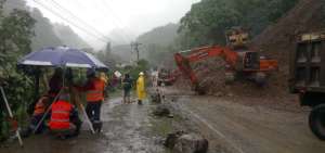 Lluvia interfiri&oacute; en limpieza de v&iacute;a Alo&aacute;g - Uni&oacute;n del Toachi