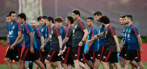 El DT Fernando Hierro (c) junto a la plantilla espa&ntilde;ola en una de las dos sesiones al mando de la selecci&oacute;n.