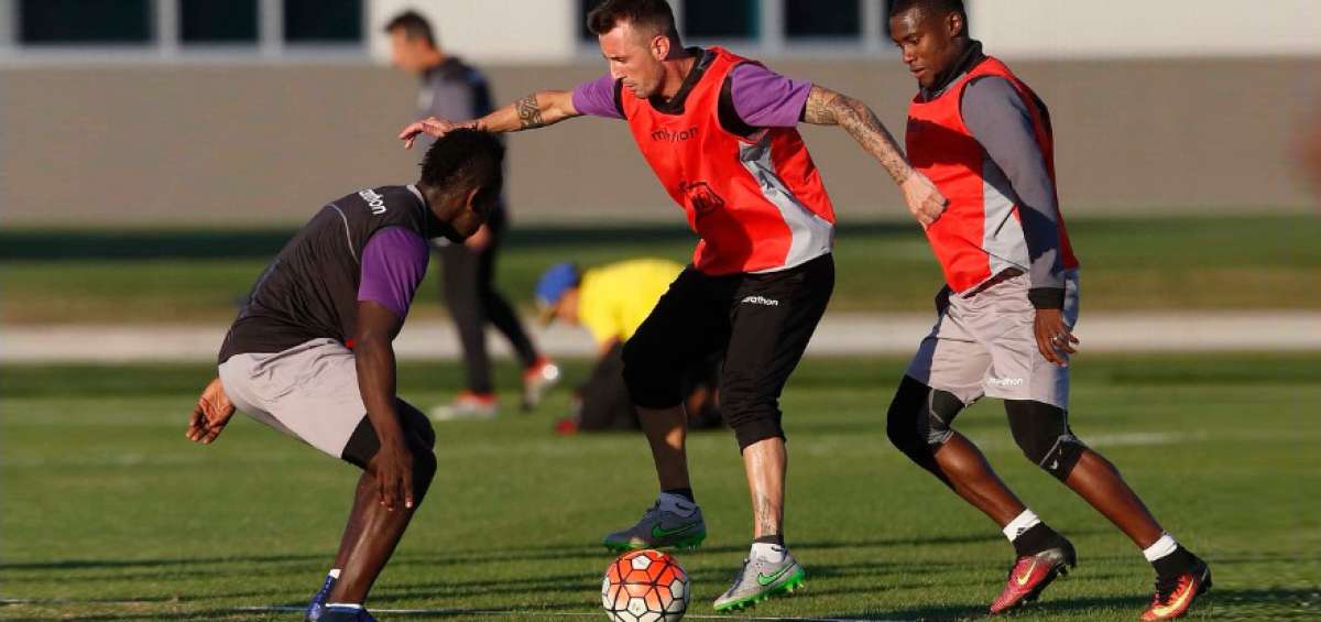 Dami&aacute;n D&iacute;az (c.) controla el bal&oacute;n ante la marca de Marcos Caicedo (d.) y &Eacute;rick Castillo, en el IMG Academy de Tampa.  