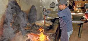 En los restaurantes de esta localidad solo preparan cuyes j&oacute;venes que no deben exceder los 2 meses de edad. Se someten a un largo proceso de cocci&oacute;n. Foto: Fernando Sandoval / El Tel&eacute;grafo