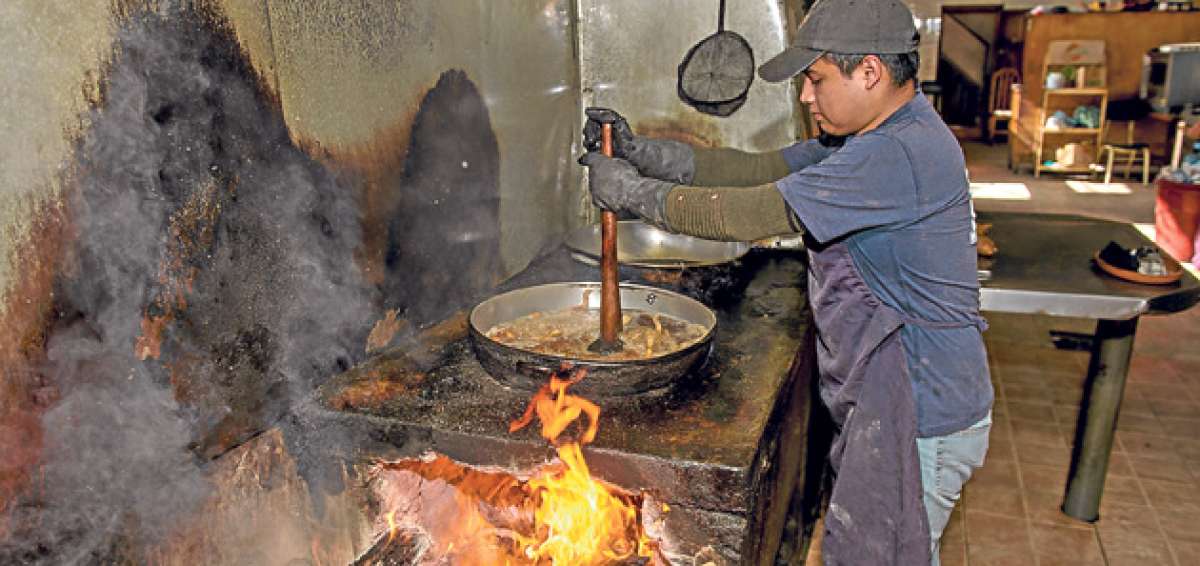 En los restaurantes de esta localidad solo preparan cuyes j&oacute;venes que no deben exceder los 2 meses de edad. Se someten a un largo proceso de cocci&oacute;n. Foto: Fernando Sandoval / El Tel&eacute;grafo
