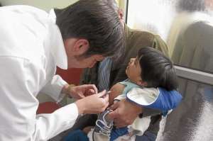 Funcionarios de la Direcci&oacute;n Provincial de Salud del Carchi dan atenci&oacute;n m&eacute;dica preventiva y tambi&eacute;n capacitan a los ciudadanos. Foto: Carlos Jim&eacute;nez / El Tel&eacute;grafo