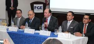 Autoridades de Fiscal&iacute;a y de Petroecuador se reunieron para ofrecer una rueda de prensa.