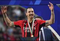 El delantero sueco Zlatan Ibrahimovic permanecerá un año más en el AC Milan.