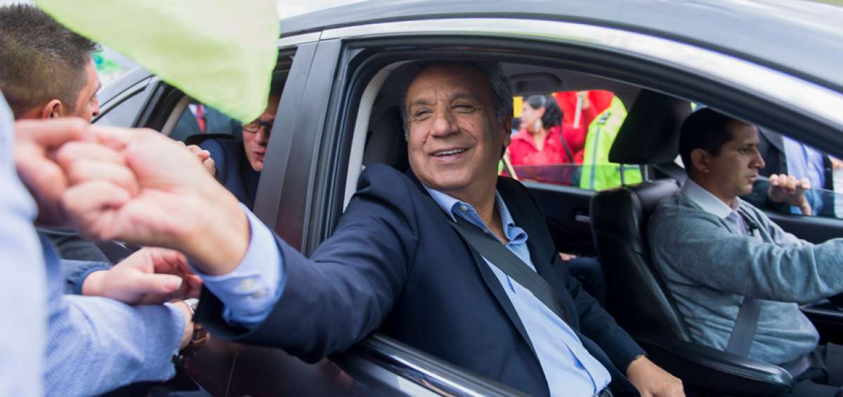 El candidato presidencial Len&iacute;n Moreno, en uno de sus recorridos, saluda con sinpatizantes en Quito.