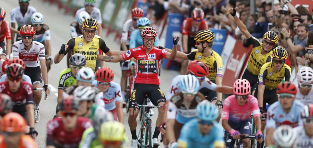 El ciclista esloveno Primoz Roglic (c), celebra junto con sus compa&ntilde;eros del equipo Jumbo-Visma, luego de coronarse campe&oacute;n de la Vuelta a Espa&ntilde;a.