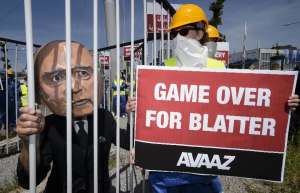 Activistas parodian la situaci&oacute;n de la FIFA en Z&uacute;rich. FOTO: AFP 