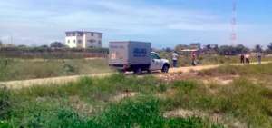 El veh&iacute;culo de Medicina Legal cuando recogi&oacute; el cuerpo de la mujer en el sitio San Alejo, del cant&oacute;n Sucre.