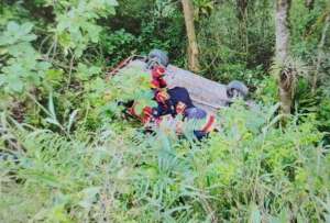 Vehículo cayó 10 metros al interior de una quebrada en la vía Calacalí - La independencia