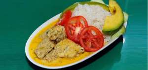 El encocado, tambi&eacute;n llamado encocao, suele servirse acompa&ntilde;ado con arroz y patacones.