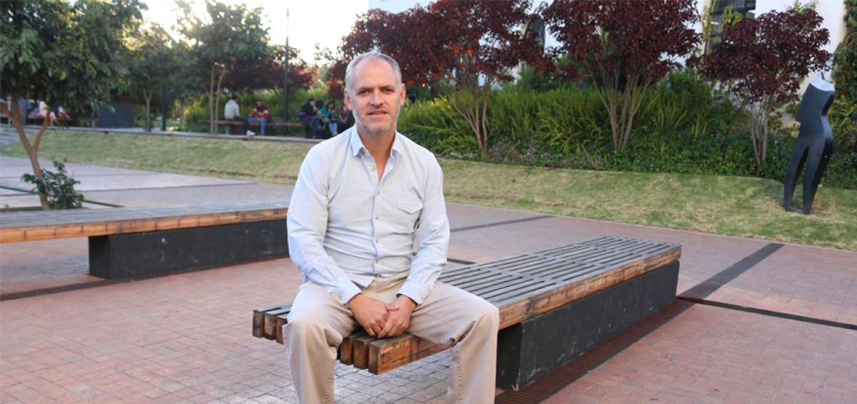 Javier Dur&aacute;n tambi&eacute;n disfruta de sus cambios. En la gr&aacute;fica aparece junto a lo que fue el espacio de la escuela Luisa de Jes&uacute;s Cordero, ahora parte de la Universidad de Cuenca.