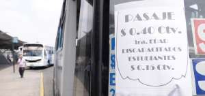 Los conductores pegaron carteles para cubrir las anteriores tarifas. Algunos &uacute;nicamente borraron la anterior y no dejaron ning&uacute;n valor visible.