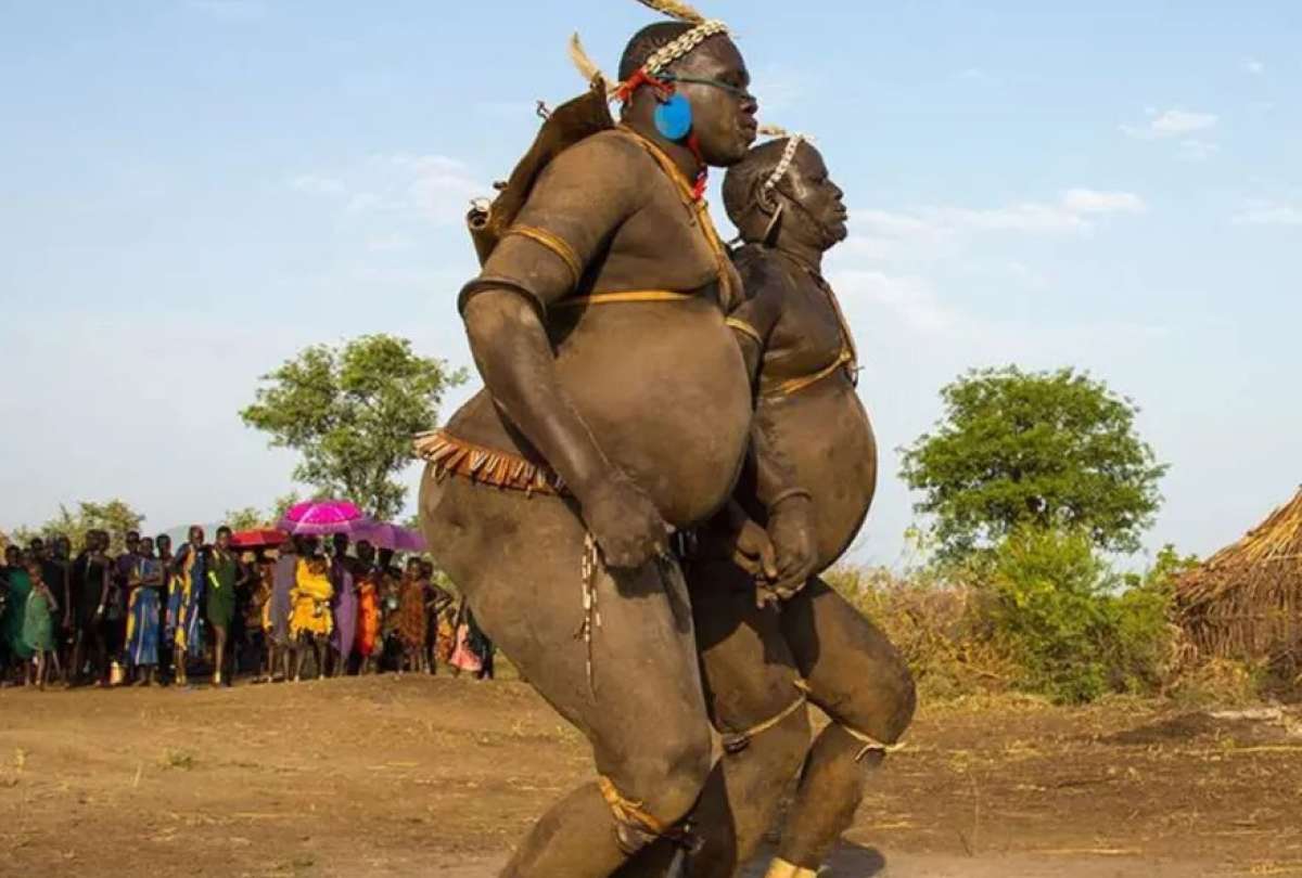 La tribu donde la barriga es s&iacute;mbolo de belleza masculina y poder: as&iacute; viven los Bodi en Etiop&iacute;a