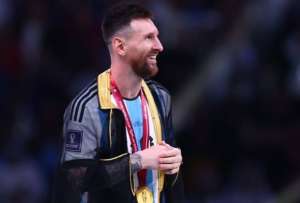 Éxito de ventas en Qatar del 'bisht', la túnica negra que lució Messi