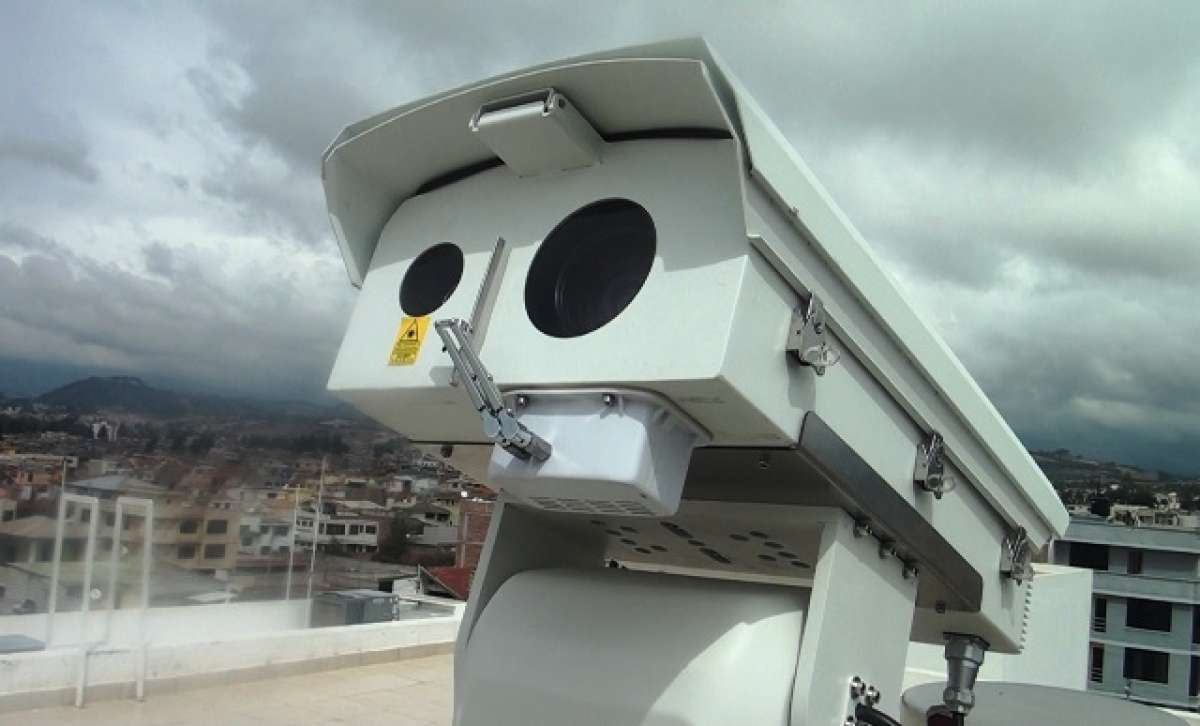 Esta c&aacute;mara se ubica en la parte alta del edificio principal del ECU-911 en Riobamba. Foto: Elizabeth Maggi / El Tel&eacute;grafo