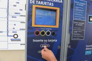 Un usuario de la Terminal Guasmo, en el sur, no puede utilizar su tarjeta, porque le aparece invalidada. Foto: Jos&eacute; Mor&aacute;n / El Tel&eacute;grafo