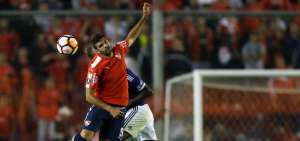 El jugador Emmanuel Gigliotti de Independiente disputa el bal&oacute;n con el jugador Anier Figueroa de Millonarios hoy, jueves 15 marzo de 2018, durante un partido de la Copa Libertadores entre Independiente y Millonarios.