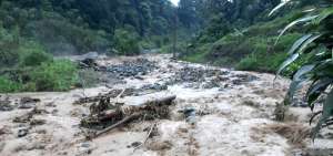 El r&iacute;o Lim&oacute;n (en Antonio Elizalde) baja desde las monta&ntilde;as de la provincia de Bol&iacute;var cargado de piedras y palizada.