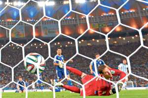 El guardameta bosnio Asmir Begovic (de espaldas) no consigue detener el disparo del argentino Lionel Messi. Foto: EFE