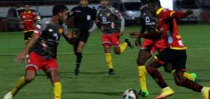 El partido estuvo bastante trabado en el primer tiempo.