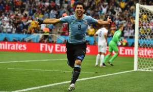 Luis Su&aacute;rez marc&oacute; los 2 goles para Uruguay ante Inglaterra. Foto: AFP