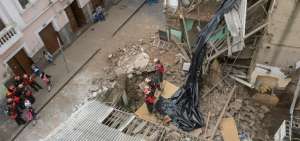 Los habitantes de la vivienda patrimonial que colaps&oacute; ayer en el Centro Hist&oacute;rico de Quito fueron evacuados debido a las condiciones del inmueble.