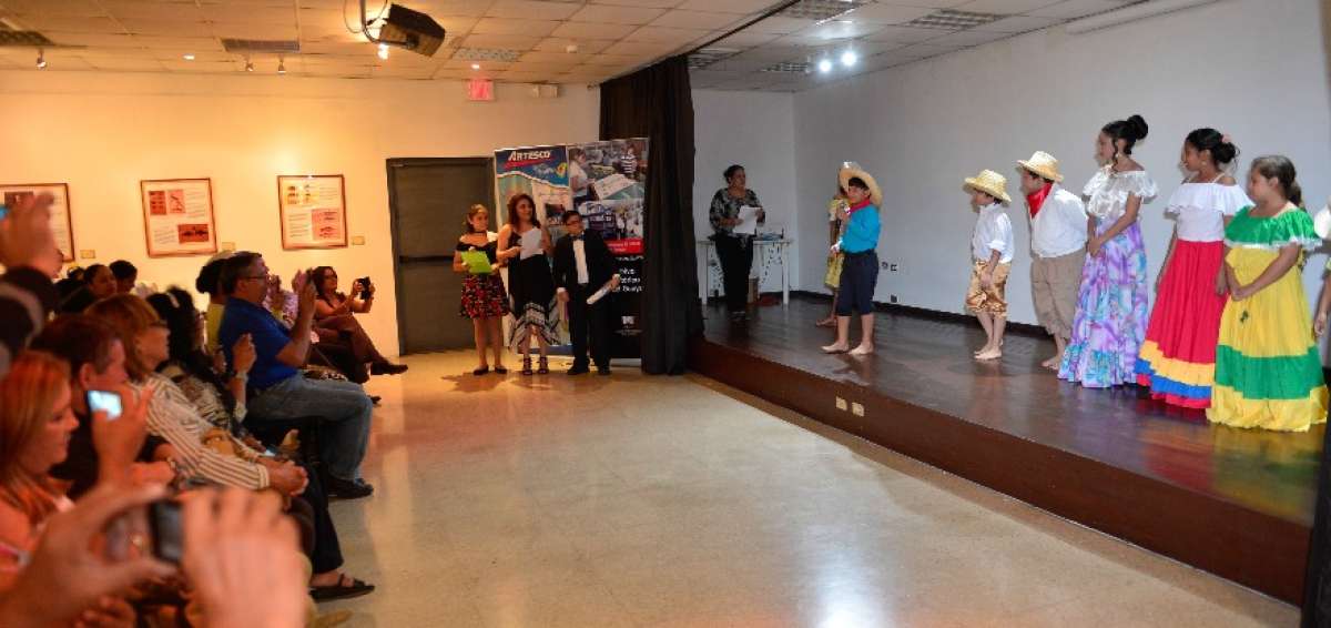 Los j&oacute;venes presentaron sus trabajos al finalizar el vacacional y recibieron un certificado de aprobaci&oacute;n.
