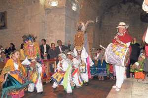 Los peque&ntilde;os danzantes subieron al Presbiterio y sin perder el paso entonaban &ldquo;Viva el Corpus Christi&rdquo;. Foto: Silvia Osorio / para El Tel&eacute;grafo