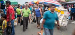 En las ferias del domingo, que se desarrollan en la parroquia ELoy Alfaro, se ofertan productos con mejores precios. En el lugar hay mucho movimiento.
