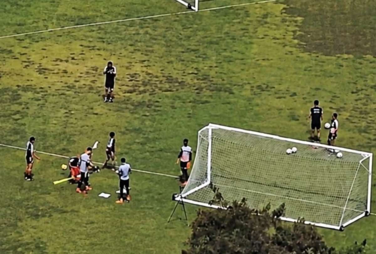En M&eacute;xico, Jap&oacute;n entren&oacute; en canchas en mal estado.