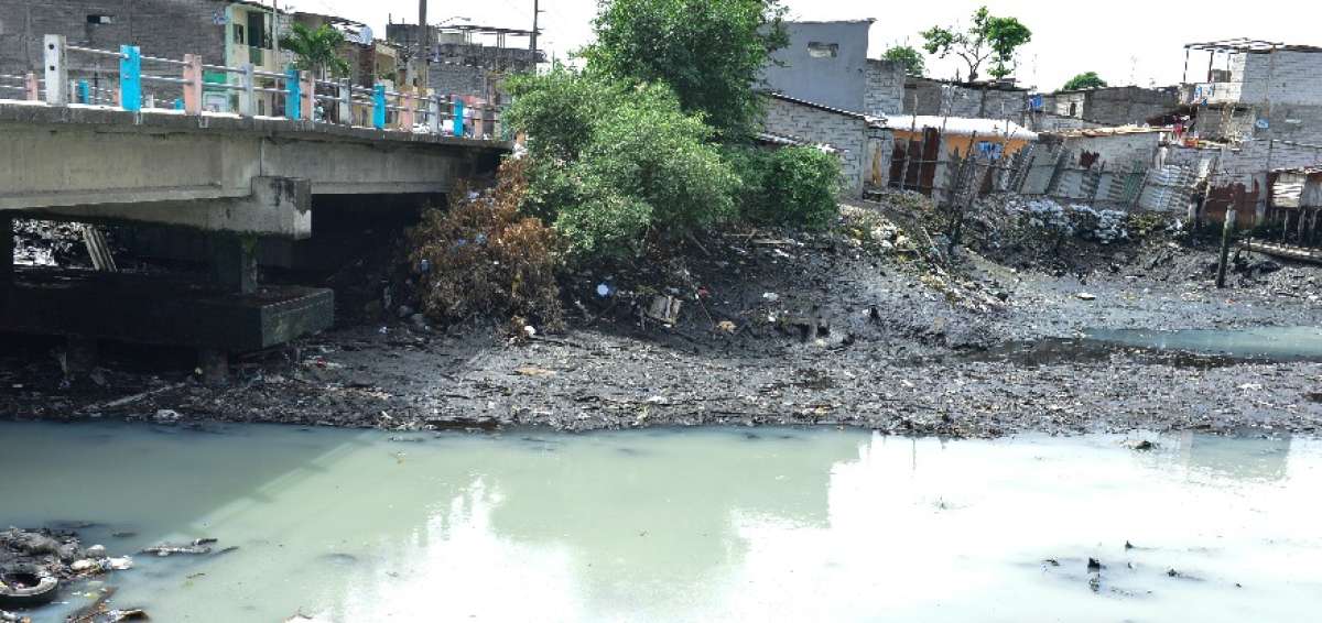 El estero, a la altura del puente 4 de Noviembre, presenta altos niveles de contaminaci&oacute;n.