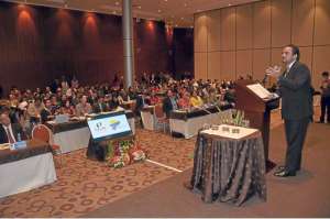 El prefecto del Azuay, Pa&uacute;l Carrasco, tambi&eacute;n intervino en el foro celebrado ayer en la capital azuaya con otras autoridades nacionales. Foto: Cortes&iacute;a | Prefectura del Azuay