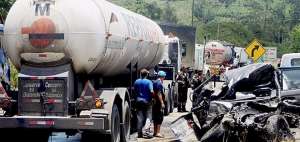 Un fallecido y 4 heridos graves en accidente de tr&aacute;nsito en Esmeraldas
