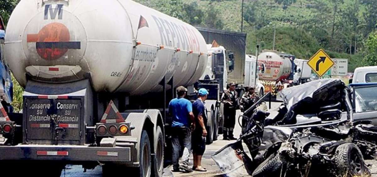 Un fallecido y 4 heridos graves en accidente de tr&aacute;nsito en Esmeraldas