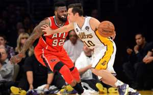 Steve Nash (blanco) controla la pelota durante uno de sus &uacute;ltimos partidos defendiendo a Los &Aacute;ngeles Lakers. El s&aacute;bado anunci&oacute; su retiro definitivo. Foto: Internet