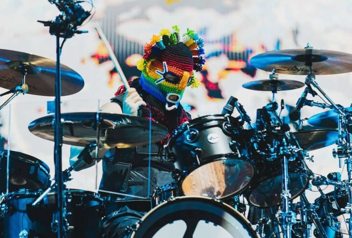 El baterista Colin Brittain con una máscara del tradicional 