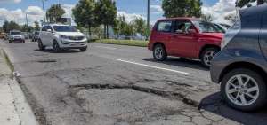 En la av. Mariscal Sucre, entre Fern&aacute;ndez Salvador y El Pinar, los conductores hallan baches muy seguido.