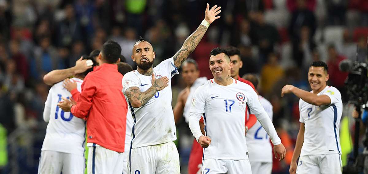Los chilenos Arturo Vidal y Gary Medel celebran el triunfo de Chile sobre Portugal, en las semifinales del torneo. 