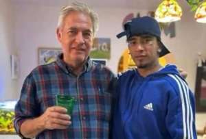 El juez Joel Cano (izq.) junto al presunto delincuente Cristhian Ortega-López. 