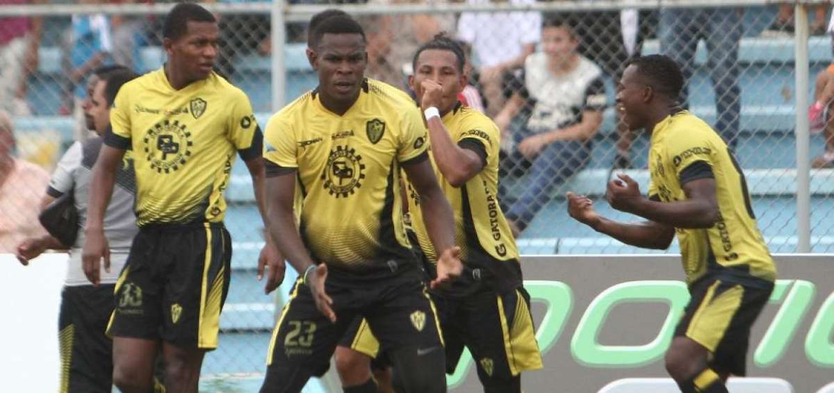 Los jugadores de Fuerza Amarilla felicitan a &Aacute;ngel Gracia, quien fue el que apertur&oacute; el marcador ante El Nacional.