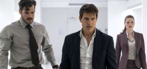 Desde la izquierda: Henry Cavill (Walker), Tom Cruise (Ethan Hunt), y Rebecca Ferguson (Ilsa). 