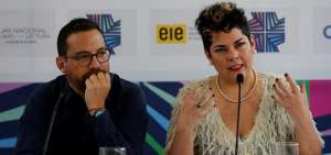 La gerente del Plan Nacional del Libro y la Lectura, Mar&iacute;a Fernanda Ampuero (d), habla junto al ministro de Cultura y Patrimonio, Juan Fernando Velasco (i), durante una rueda de prensa en Quito.