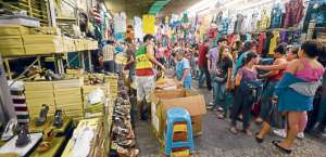 En la Bah&iacute;a hay al menos 5.000 comerciantes, entre formales e informales, que ofrecen diversos productos pasando por zapatos, carteras y electrodom&eacute;sticos. Hay m&aacute;s de 50 asociaciones en el sitio. Foto: Miguel Castro / El Tel&eacute;grafo