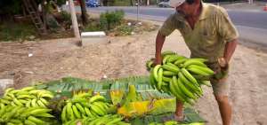 Todos los d&iacute;as en la ma&ntilde;ana, Antonio V&eacute;lez vende su producto en el redondel de la v&iacute;a Crucita-Rocafuerte.